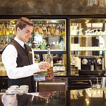 Victor'S Residenz-Hotel Schloss Berg Nennig Exteriör bild A bartender at work
