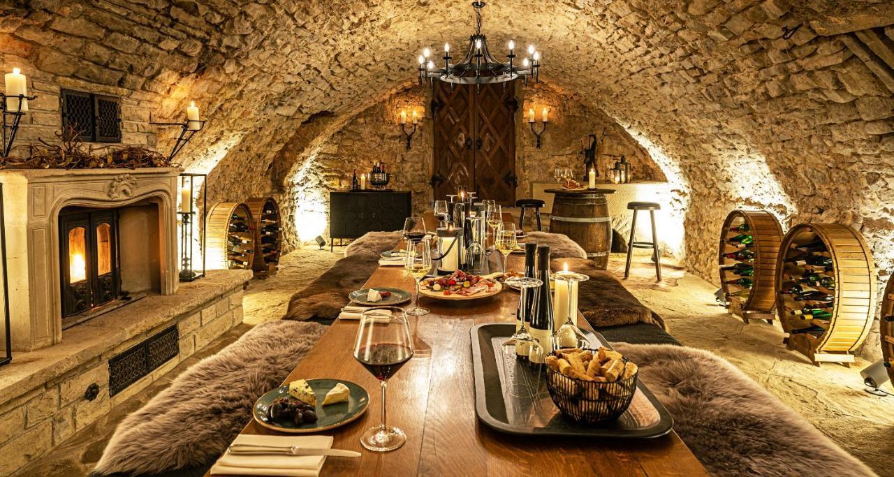 Victor'S Residenz-Hotel Schloss Berg Nennig Exteriör bild Wine tasting at Château de Chaumont