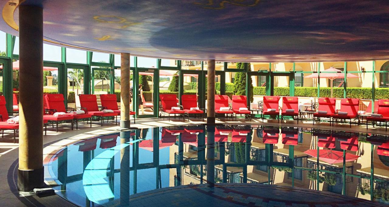 Victor'S Residenz-Hotel Schloss Berg Nennig Exteriör bild The pool at the MGM Grand