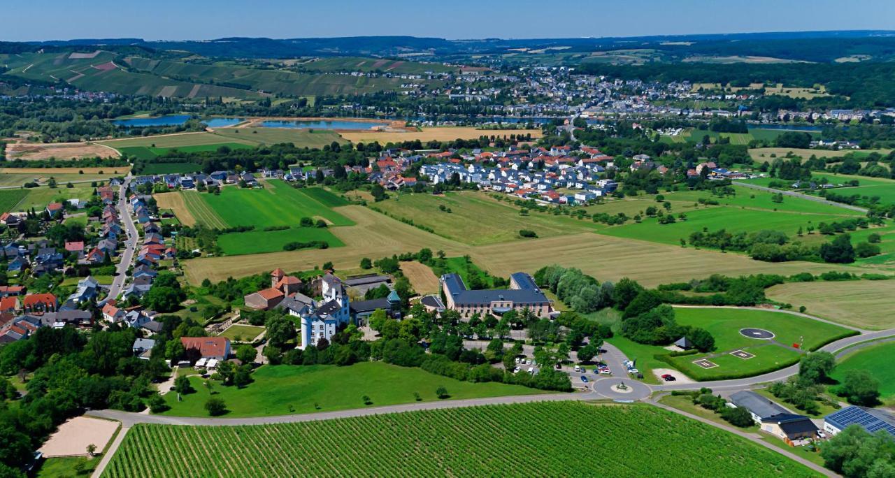 Victor'S Residenz-Hotel Schloss Berg Nennig Exteriör bild Aerial view