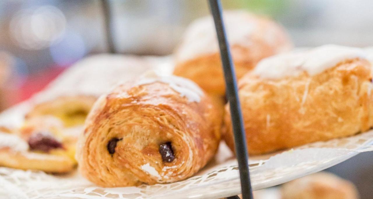 Victor'S Residenz-Hotel Schloss Berg Nennig Exteriör bild Pain au chocolat