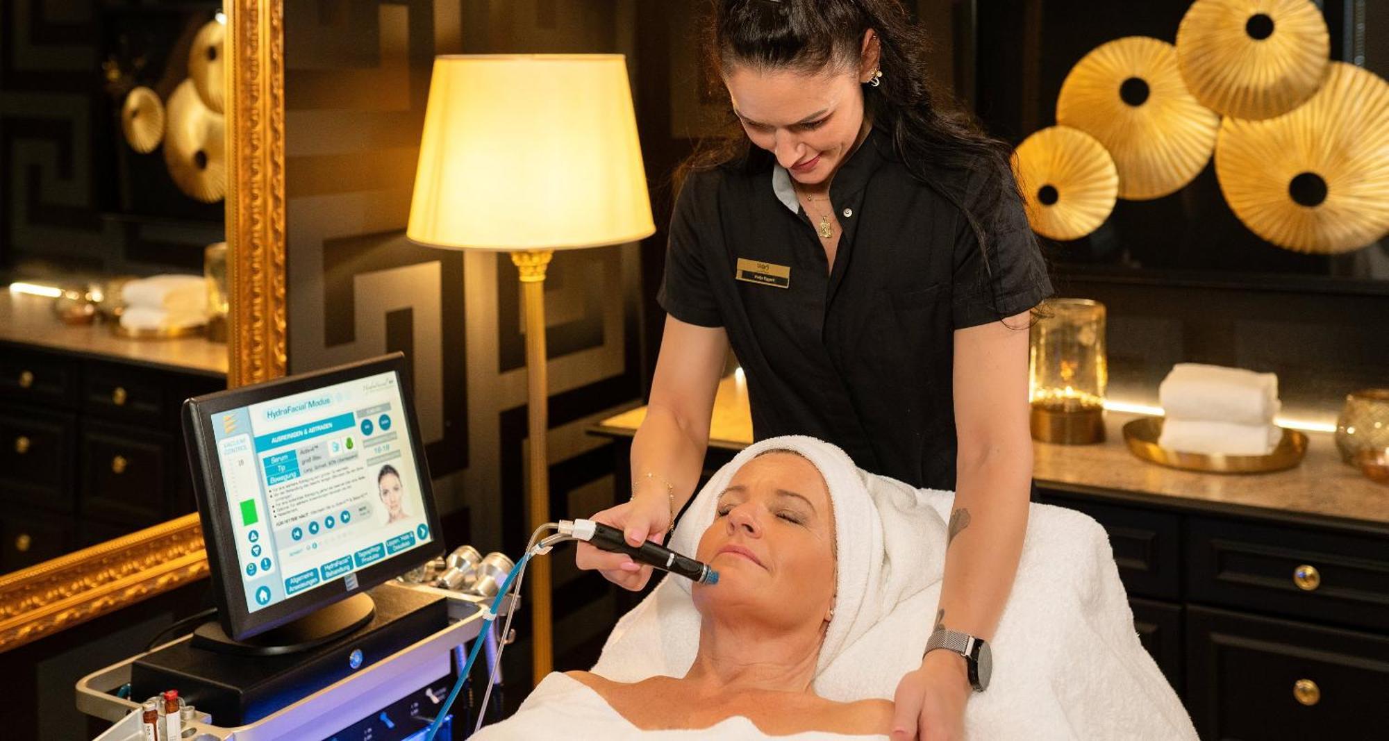 Victor'S Residenz-Hotel Schloss Berg Nennig Exteriör bild A woman receiving a facial treatment