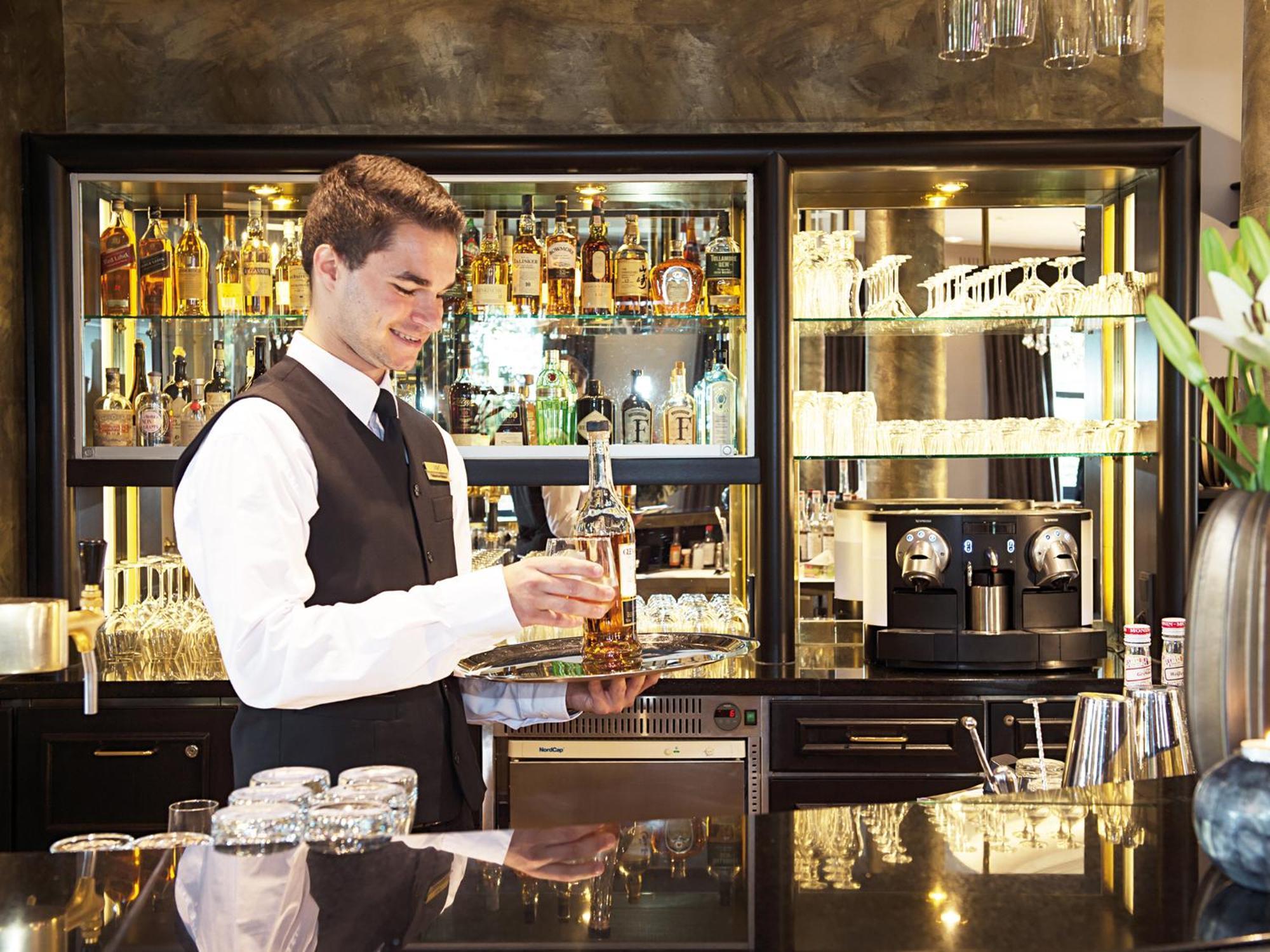 Victor'S Residenz-Hotel Schloss Berg Nennig Exteriör bild A bartender at work
