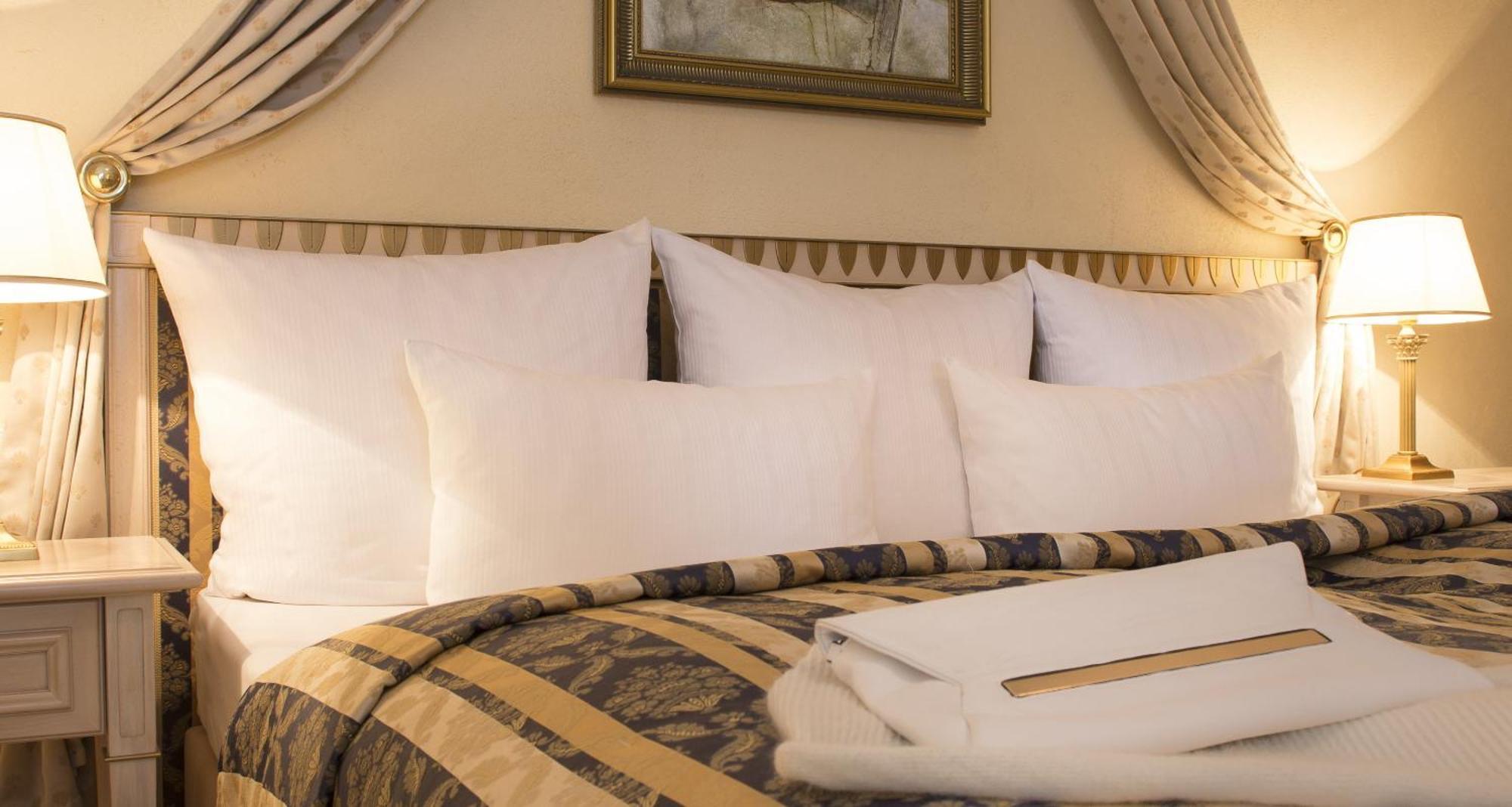 Victor'S Residenz-Hotel Schloss Berg Nennig Rum bild Pillows on a bed