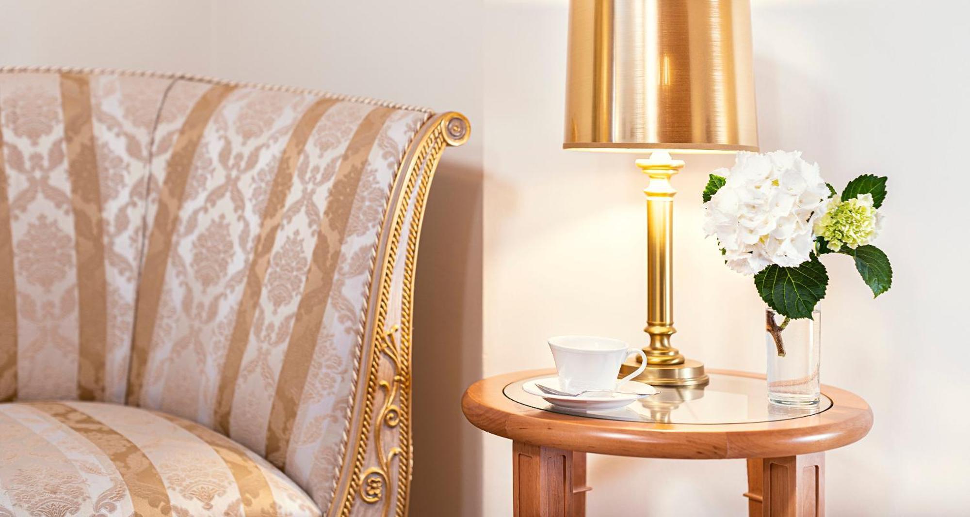 Victor'S Residenz-Hotel Schloss Berg Nennig Rum bild A lamp on a bedside table