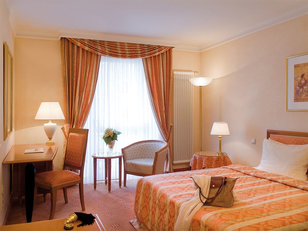 Victor'S Residenz-Hotel Schloss Berg Nennig Exteriör bild A typical hotel room