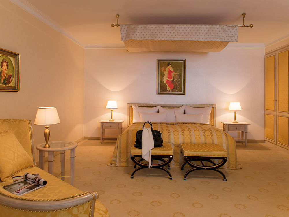 Victor'S Residenz-Hotel Schloss Berg Nennig Exteriör bild A suite at the Taj Mahal Palace