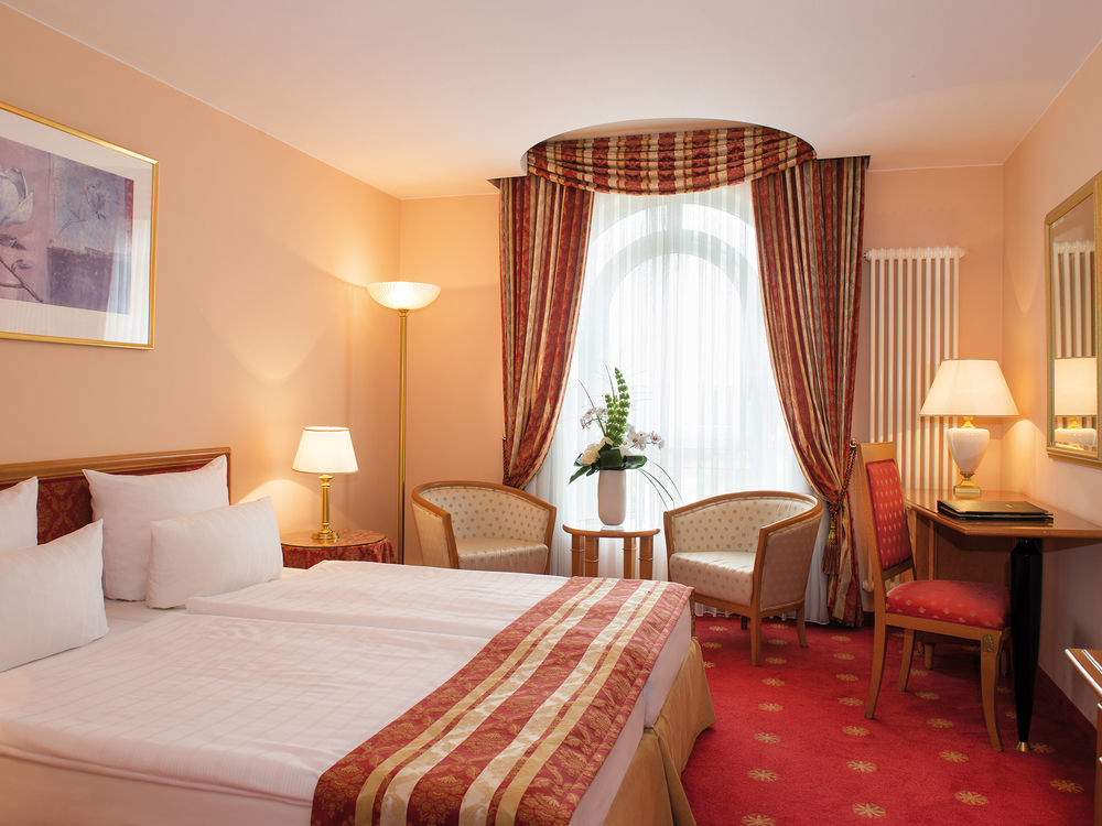 Victor'S Residenz-Hotel Schloss Berg Nennig Exteriör bild A typical hotel room