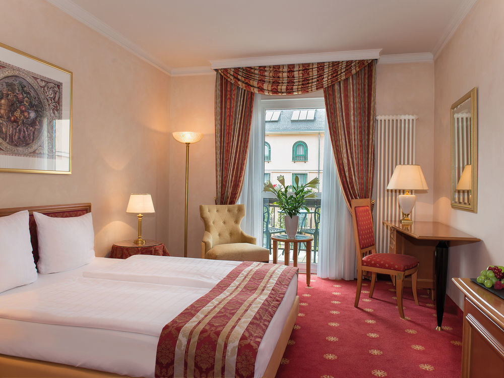 Victor'S Residenz-Hotel Schloss Berg Nennig Exteriör bild A typical hotel room