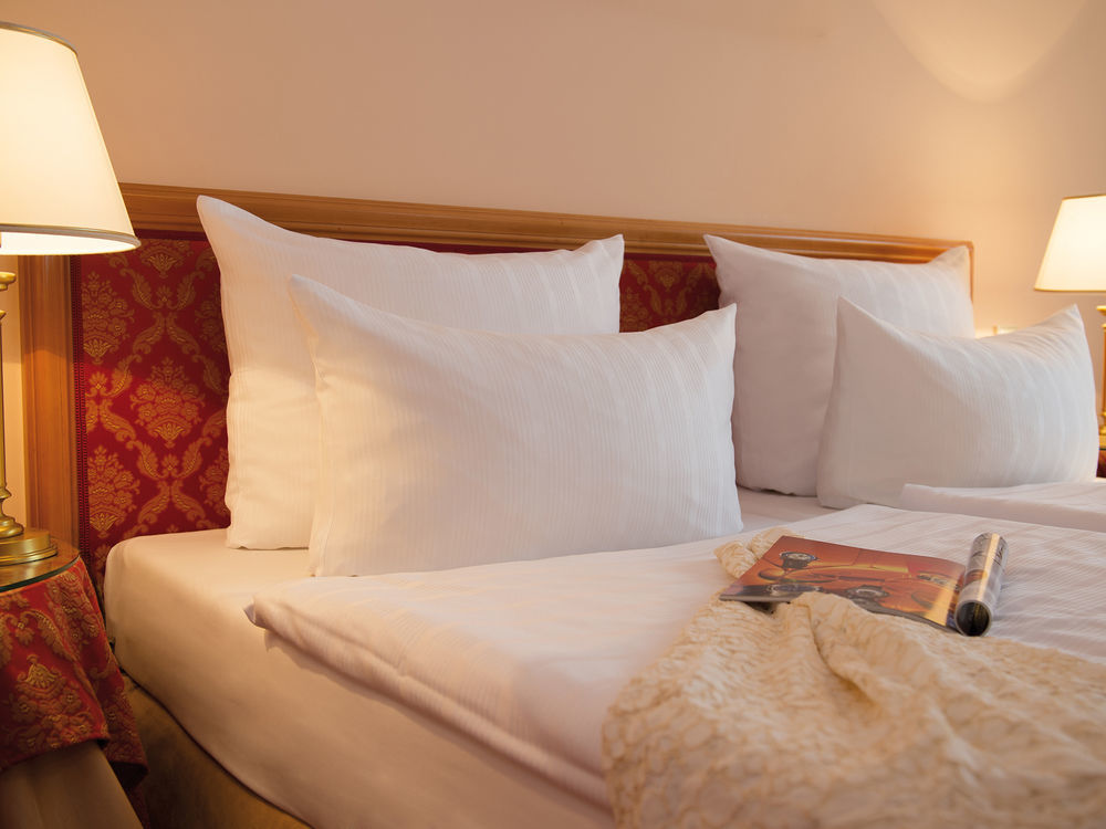 Victor'S Residenz-Hotel Schloss Berg Nennig Exteriör bild Pillows on a bed